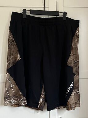 Realtree Men's Black & Brown Camo Athletic Shorts